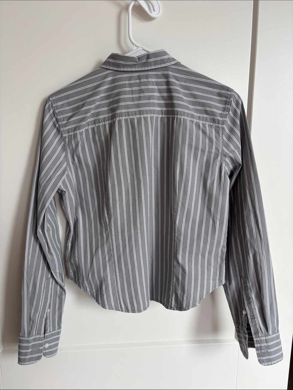 GAP Women’s Cropped Gray and White Striped Dress Shirt - Picture 5 of 5